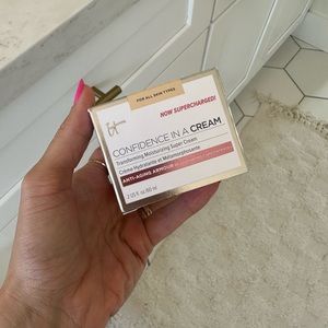 It cosmetics confidence in a cream